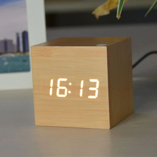 Digitale Tafelklok van Bambus – Minimalistisch Design, Compacte Afmetingen 60 x 60 x 60 mm, Precieze Tijdweergave
