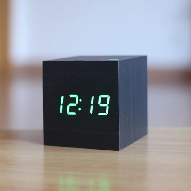 Digitale Tafelklok van Bambus – Minimalistisch Design, Compacte Afmetingen 60 x 60 x 60 mm, Precieze Tijdweergave