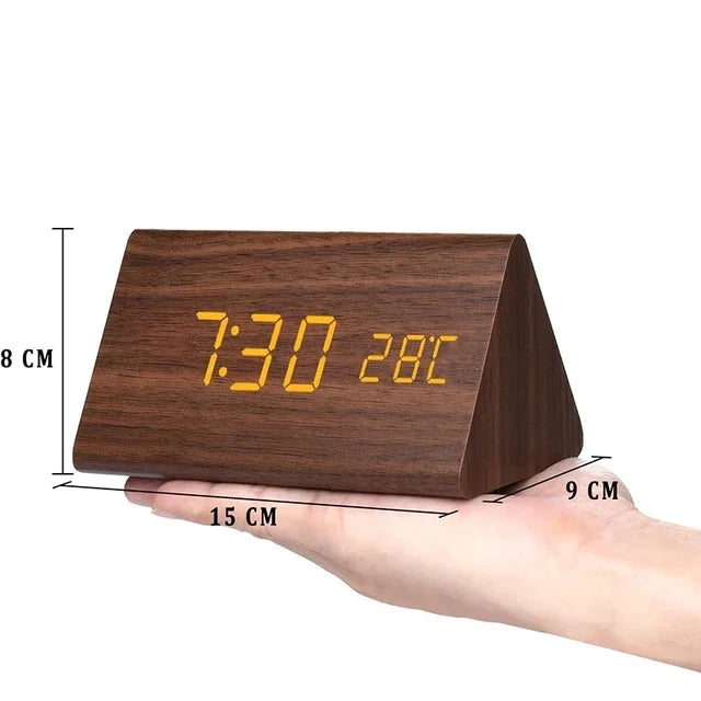 Sveglia Digitale in Legno con Tre Allarmi e Visualizzazione della Temperatura – Design Retrò con Luminosità Regolabile