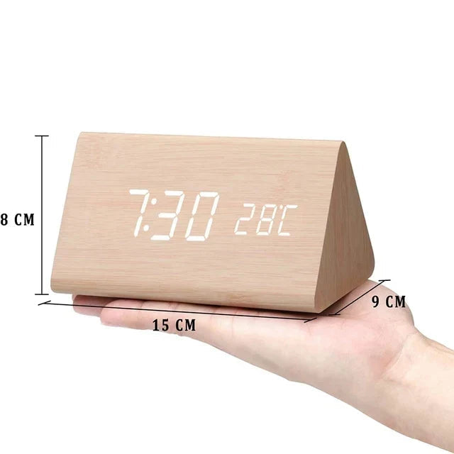 Sveglia Digitale in Legno con Tre Allarmi e Visualizzazione della Temperatura – Design Retrò con Luminosità Regolabile