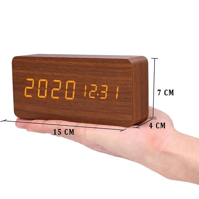 Sveglia Digitale in Legno con Tre Allarmi e Visualizzazione della Temperatura – Design Retrò con Luminosità Regolabile