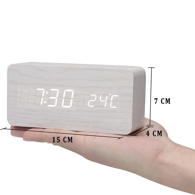 Sveglia Digitale in Legno con Tre Allarmi e Visualizzazione della Temperatura – Design Retrò con Luminosità Regolabile