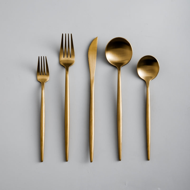 Set di posate premium | Design minimalista ed ergonomico | Rivestimento in titanio in acciaio inossidabile di alta qualità