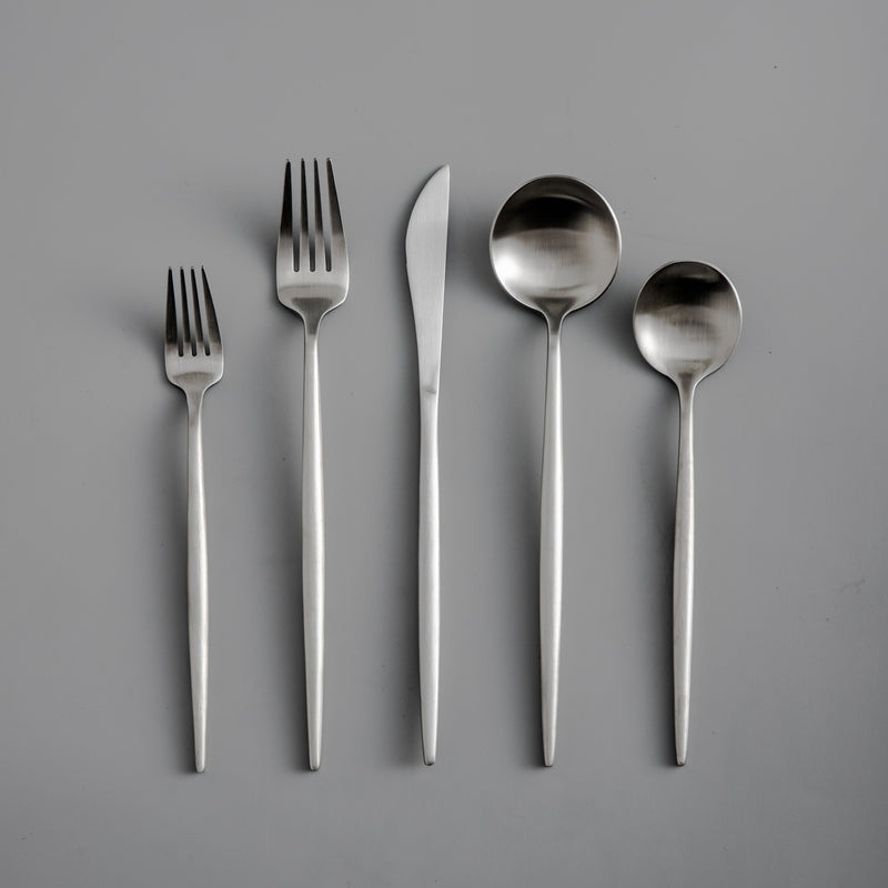 Set di posate premium | Design minimalista ed ergonomico | Rivestimento in titanio in acciaio inossidabile di alta qualità