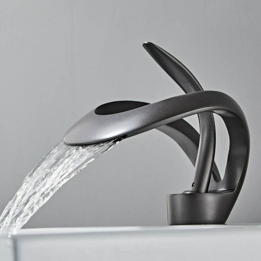 Moderno rubinetto per bagno a cascata in oro spazzolato con leva singola