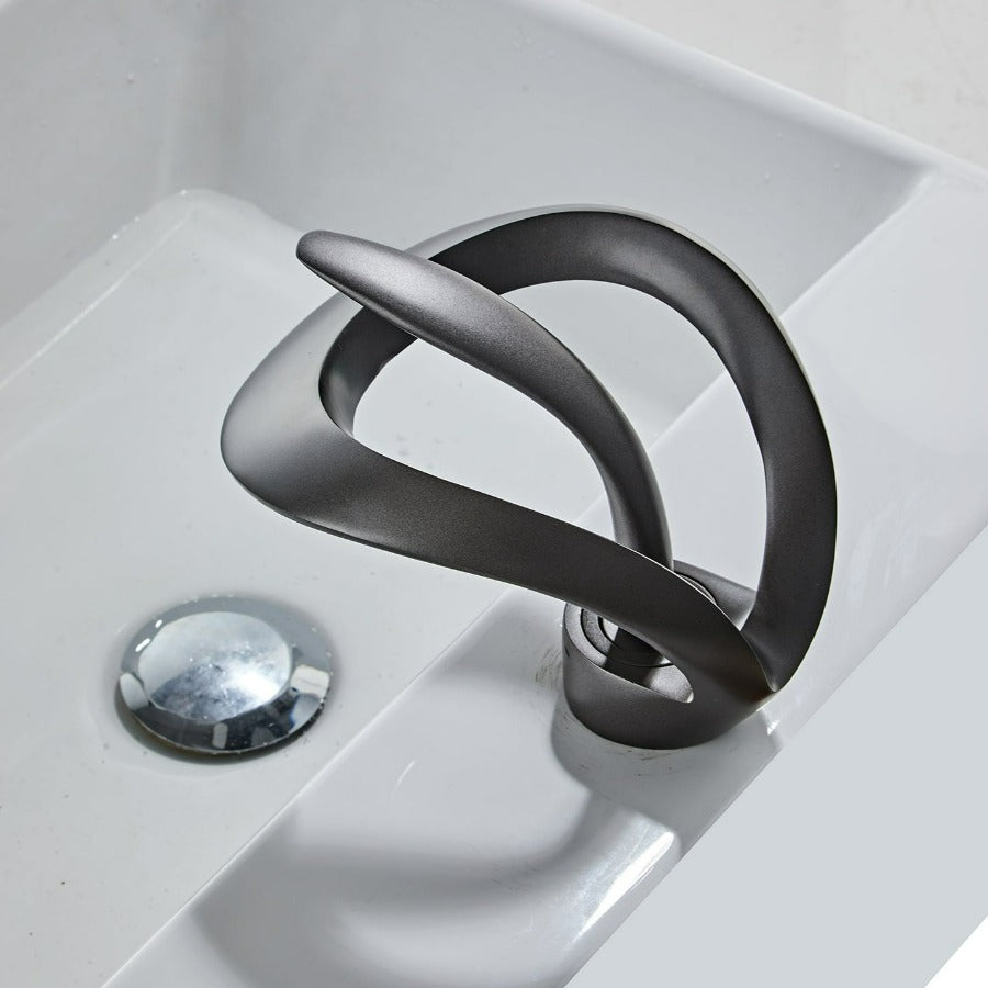 Moderno rubinetto per bagno a cascata in oro spazzolato con leva singola