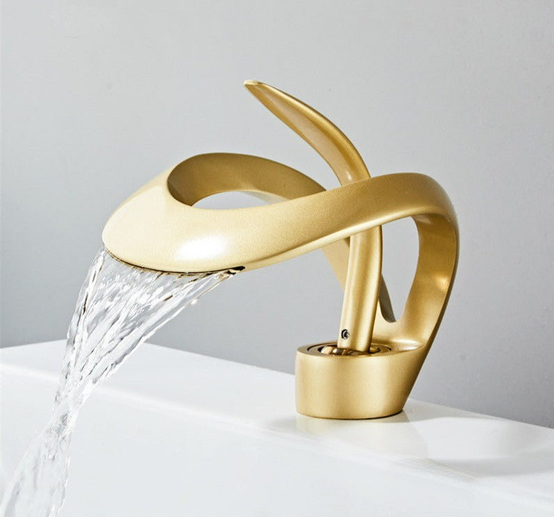 Moderno rubinetto per bagno a cascata in oro spazzolato con leva singola