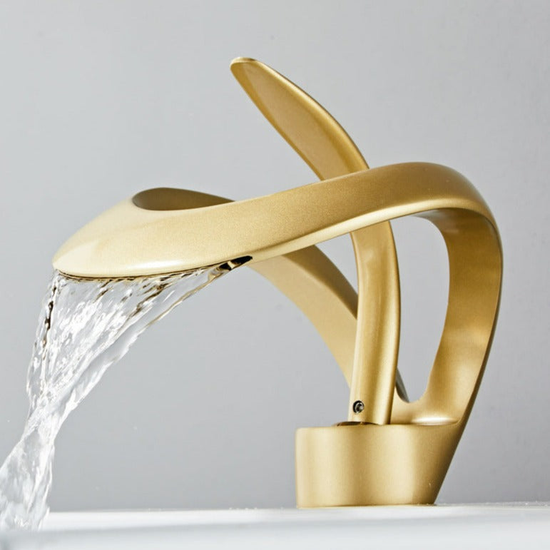 Moderno rubinetto per bagno a cascata in oro spazzolato con leva singola