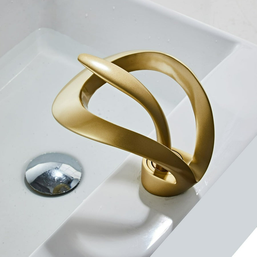 Moderno rubinetto per bagno a cascata in oro spazzolato con leva singola