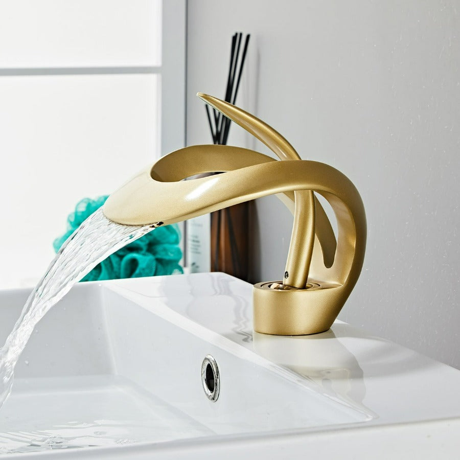 Moderno rubinetto per bagno a cascata in oro spazzolato con leva singola