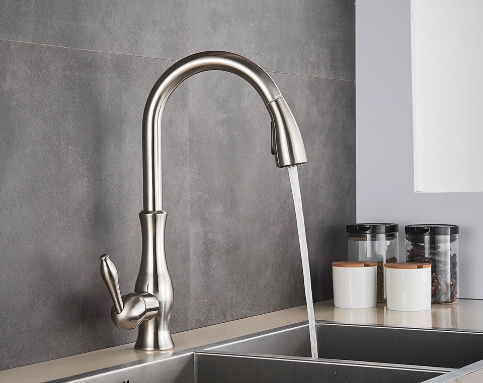 Rubinetto da cucina a scomparsa con doccetta estraibile e design moderno