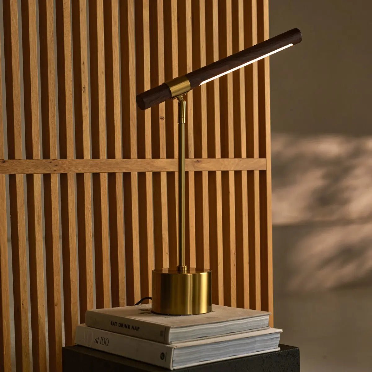Lampada da scrivania Livia color oro con LED regolabile | Design scandinavo in metallo e legno per ufficio e soggiorno