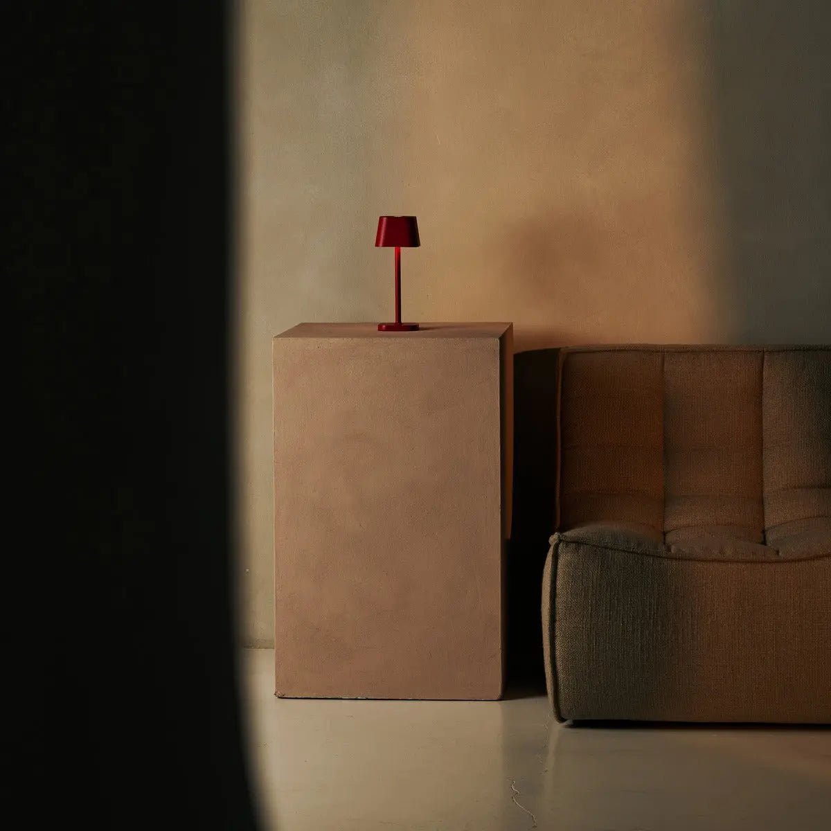 Ava Berry Red lampada da tavolo ricaricabile – senza fili, dimmerabile e design elegante per ogni ambiente