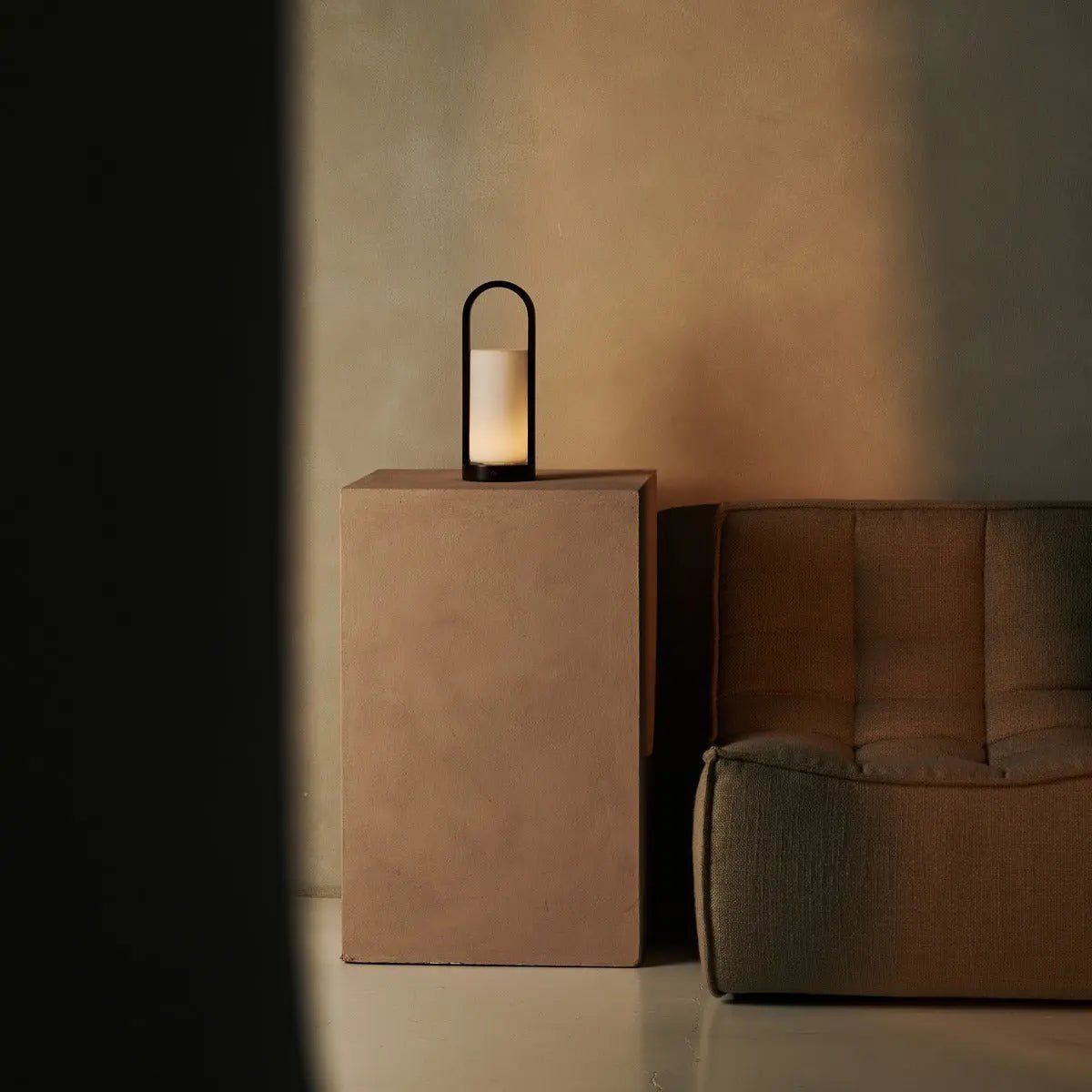 Evie lampada da tavolo ricaricabile in legno marrone scuro – dimmerabile, wireless, design naturale con vetro