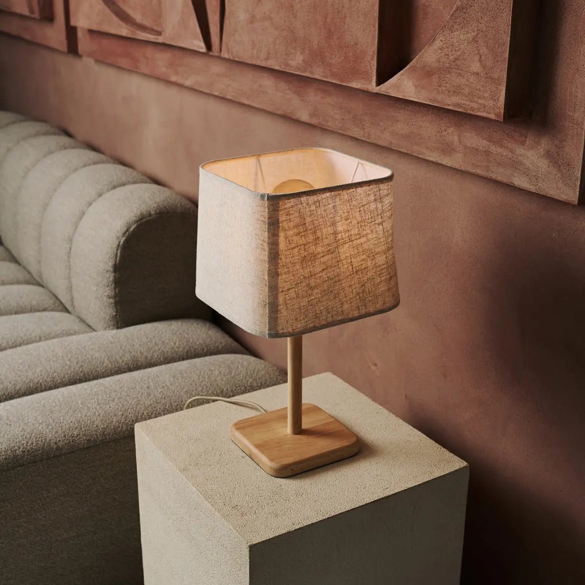 Lampada da tavolo in legno Marley con paralume in tessuto beige – illuminazione elegante e naturale per ogni interno