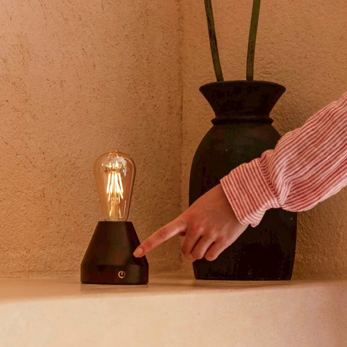 Zavi lampada da tavolo LED marrone scuro – lampada in legno ricaricabile wireless con funzione dimmer e durata della batteria di 80 ore | Tavellio Amsterdam