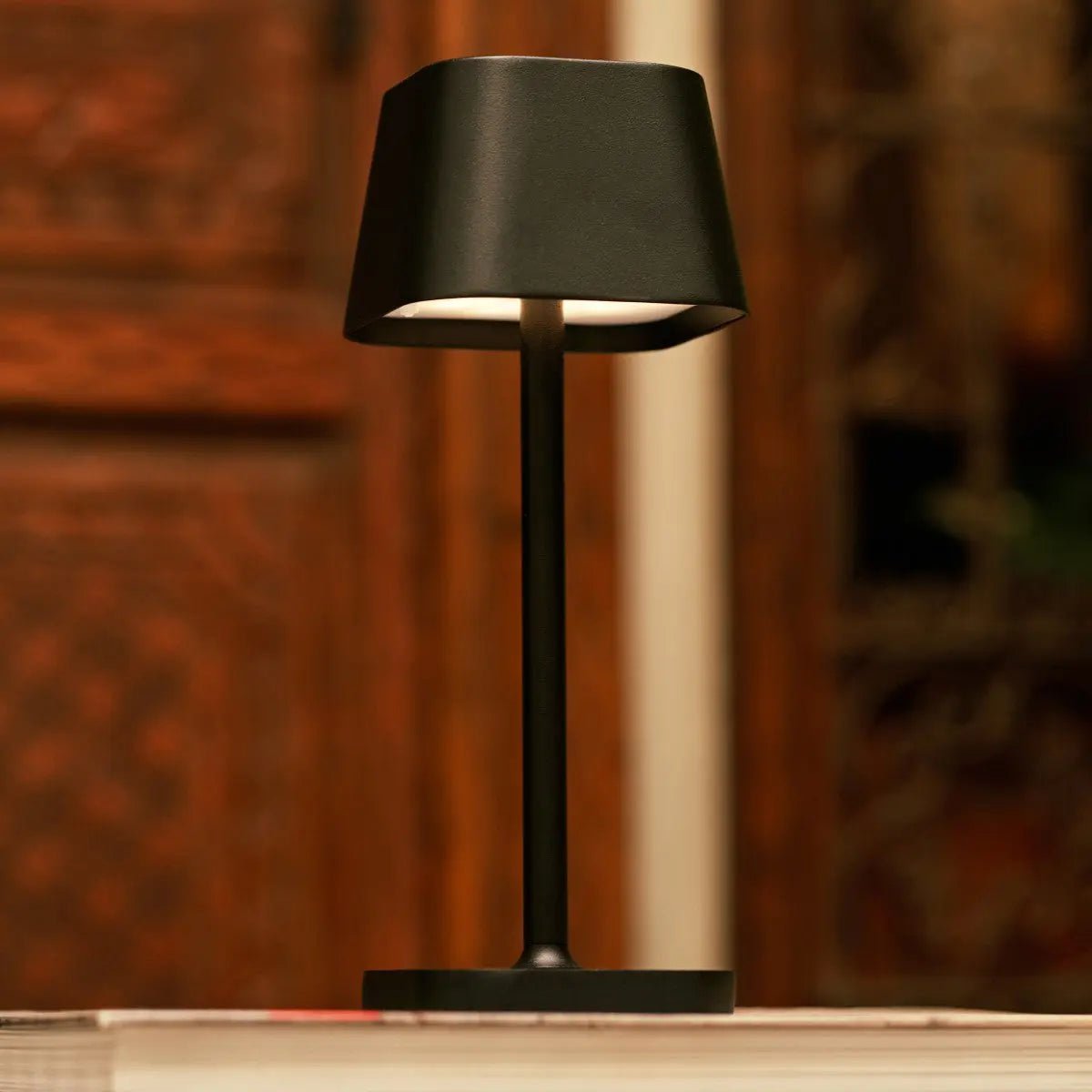 Ava lampada da tavolo ricaricabile nera – wireless, dimmerabile e design elegante | 3 livelli di luce e 120 ore di autonomia della batteria