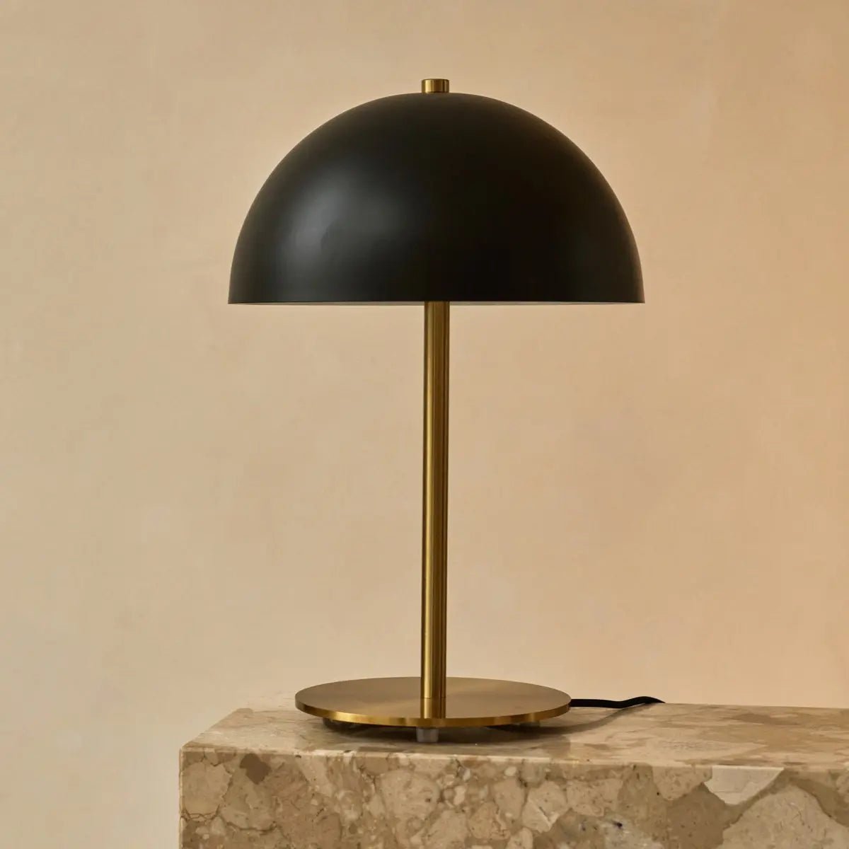 Lola lampada da tavolo nero oro | Elegante lampada in metallo con attacco E27 e interruttore on/off – 47 cm di altezza