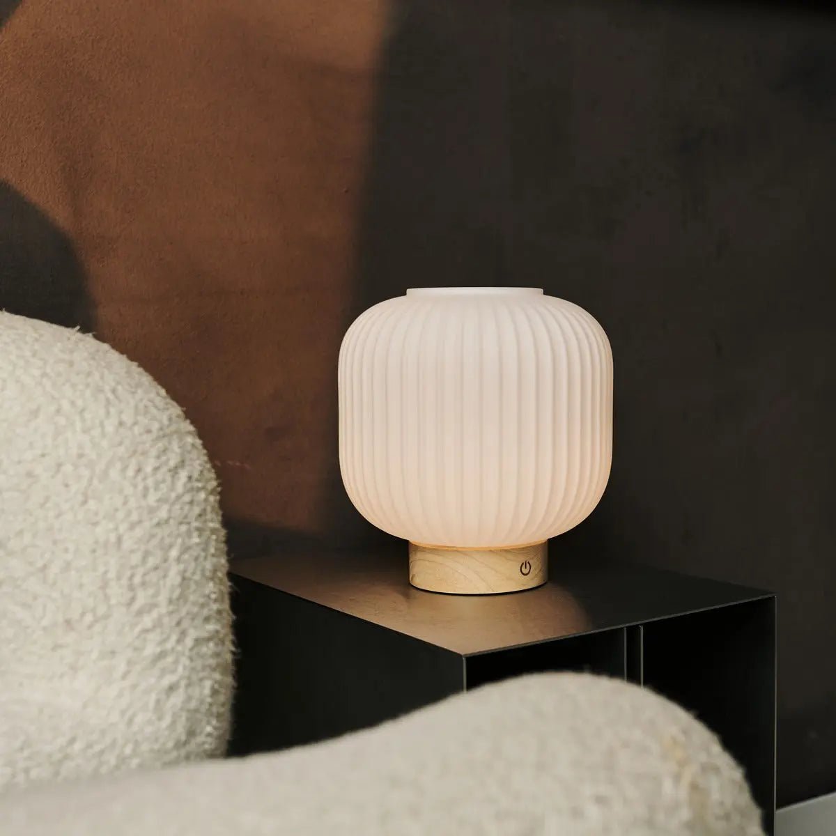 Lampada da tavolo ricaricabile LYLA in vetro satinato e legno | LED dimmerabile con 3 livelli di luce | USB-C | Illuminazione wireless d'atmosfera
