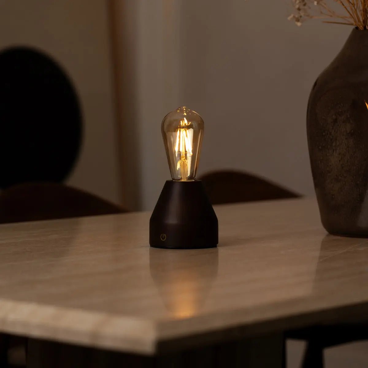 Zavi lampada da tavolo LED marrone scuro – lampada in legno ricaricabile wireless con funzione dimmer e durata della batteria di 80 ore | Tavellio Amsterdam