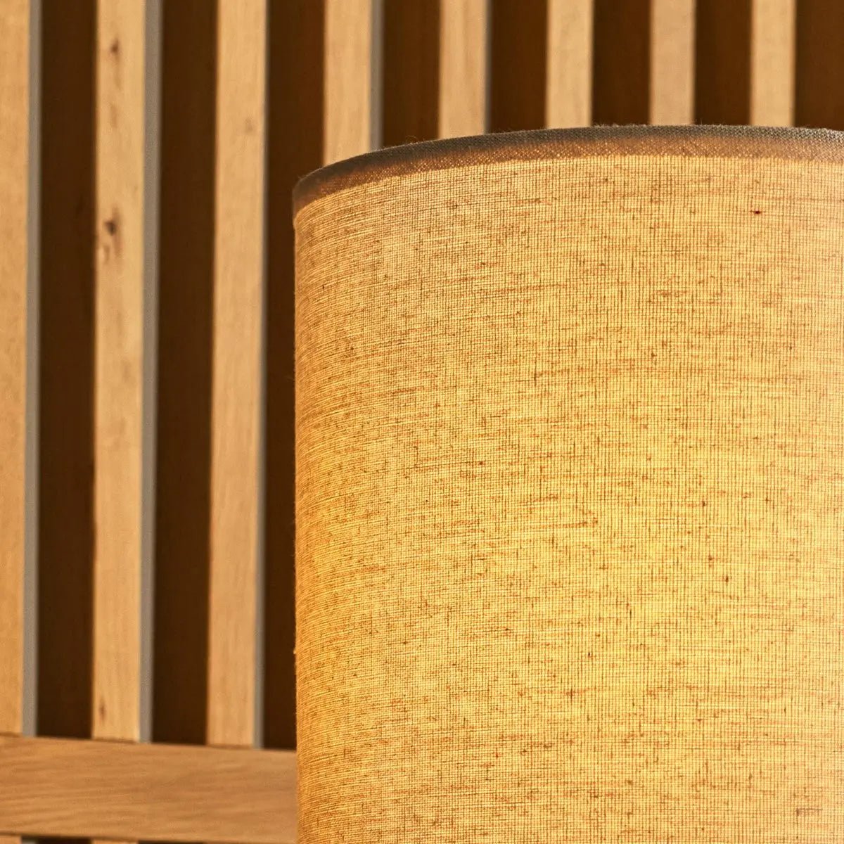 Lara lampada da tavolo in legno marrone scuro – lampada rustica con paralume in lino crema | Fatto a mano, attacco E27, 44 cm di altezza