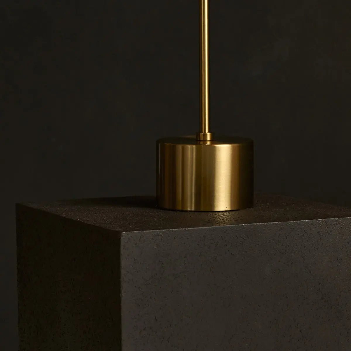 Lampada da scrivania Livia color oro con LED regolabile | Design scandinavo in metallo e legno per ufficio e soggiorno