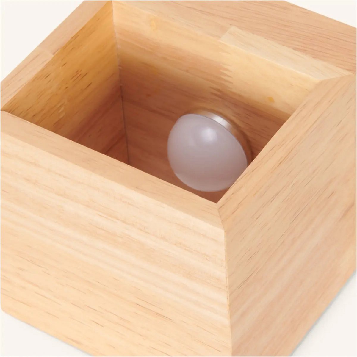 Zand Lichtbruine Applique da parete Quadrata – Ricaricabile, dimmerabile, senza fili, legno sostenibile, design compatto 11 cm