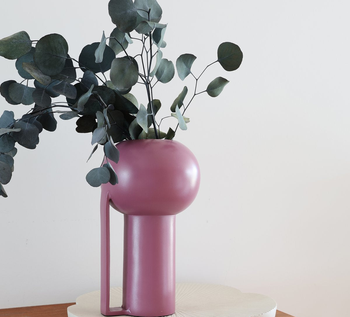 Selva Mauve vaas – Bolvormige metalen paars vaas voor droogbloemen | Stoer en elegant design van Vase The World