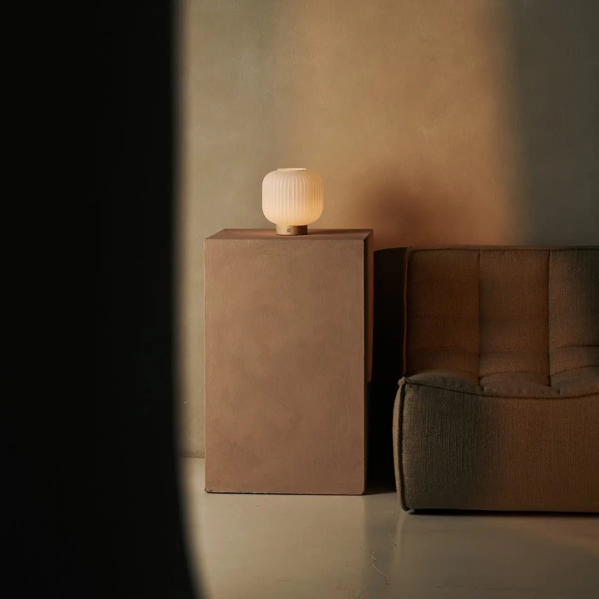 Lampada da tavolo ricaricabile LYLA in vetro satinato e legno | LED dimmerabile con 3 livelli di luce | USB-C | Illuminazione wireless d'atmosfera