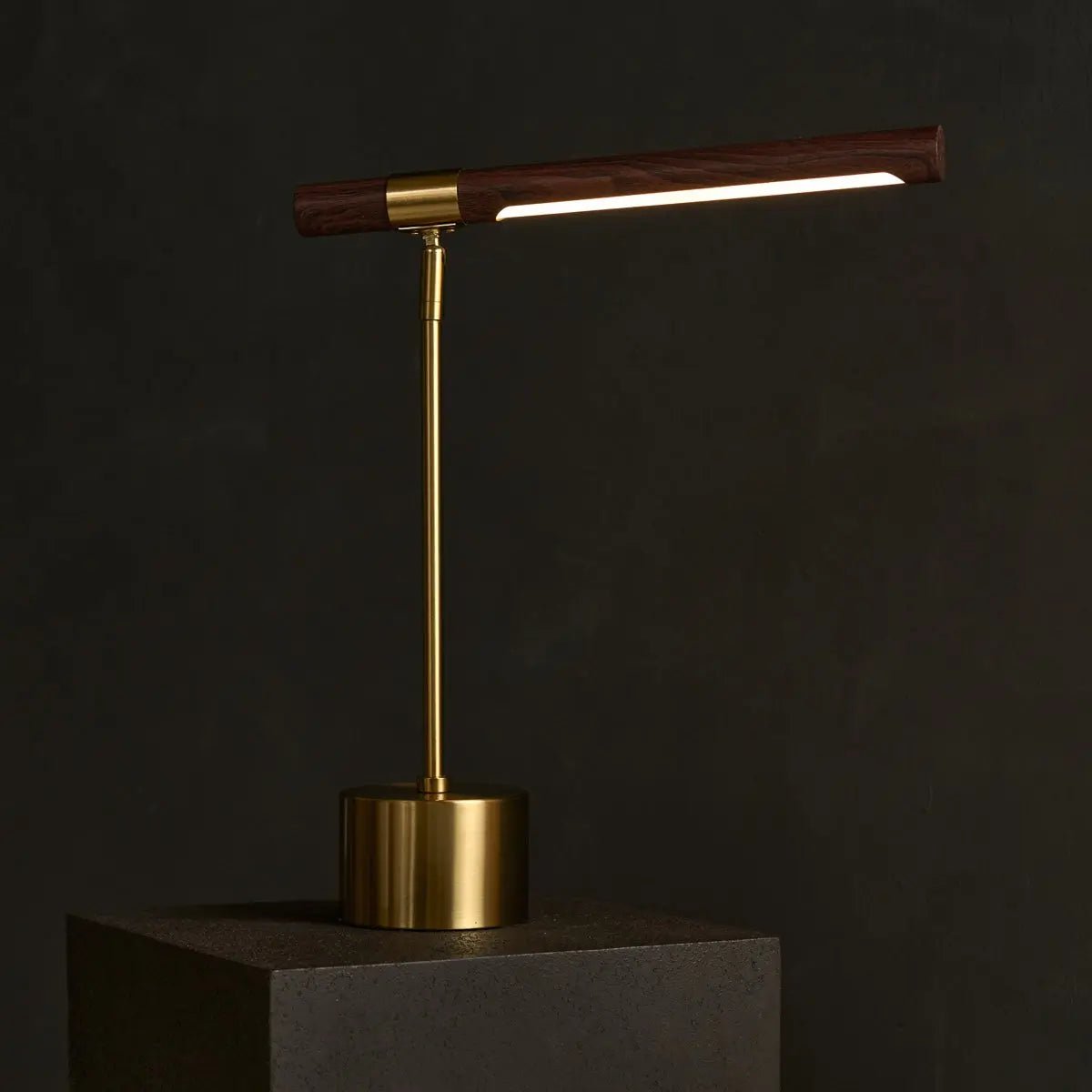 Lampada da scrivania Livia color oro con LED regolabile | Design scandinavo in metallo e legno per ufficio e soggiorno