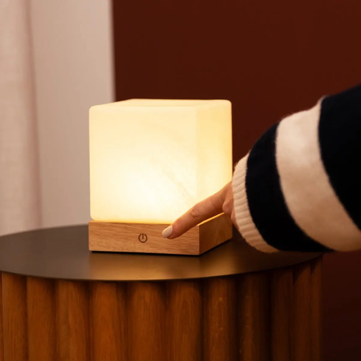 Lampada da tavolo in legno wireless YCE con vetro satinato | Ricaricabile | Dimmerabile | Durata batteria 100 ore | Controllo touch | USB-C