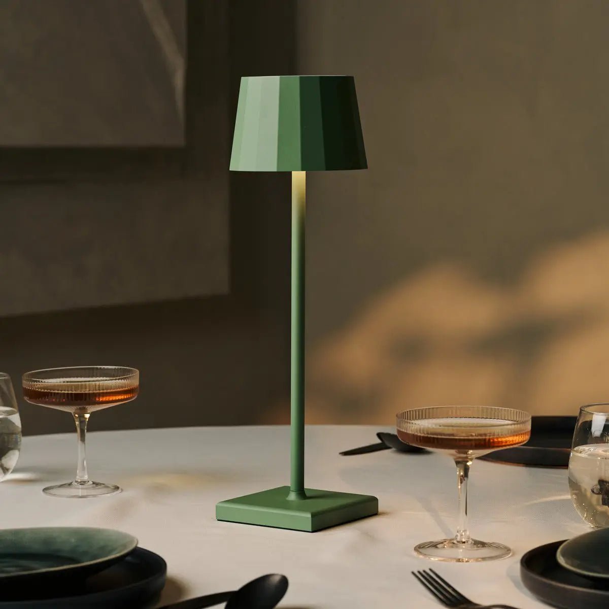 Wouter lampada da tavolo ricaricabile verde salvia | design dimmerabile wireless con 120 ore di autonomia della batteria e 3 modalità di luce – ideale per ogni ambiente