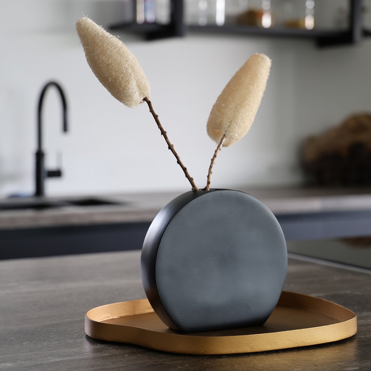 Ovalle zwarte vaas – stalen designvaas in zwart S of L formaat – modern en minimalistisch woonaccessoire – Vase The World