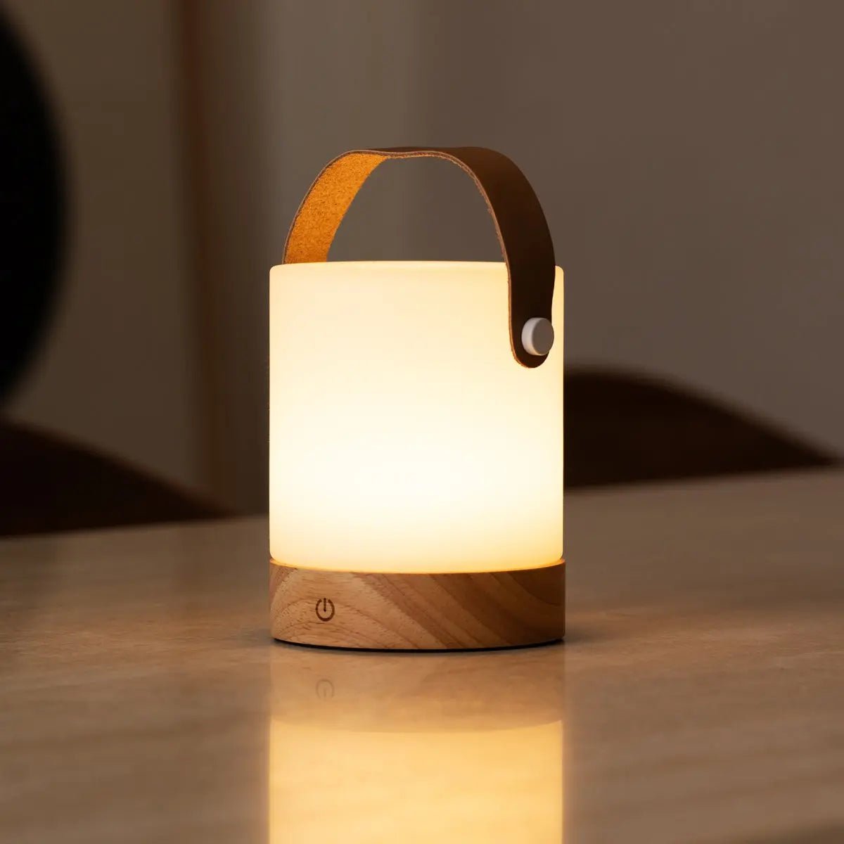 Lampada da tavolo ricaricabile Avery color marrone chiaro | Lampada LED in legno wireless con funzione dimmer e USB-C | 3 livelli di luce | Tavellio