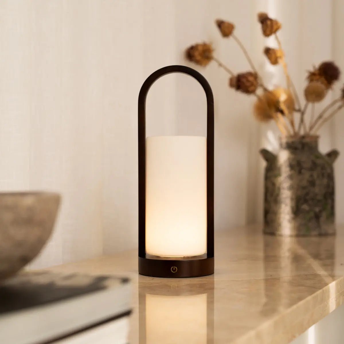 Evie lampada da tavolo ricaricabile in legno marrone scuro – dimmerabile, wireless, design naturale con vetro