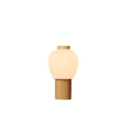Molte lampade da tavolo in legno e vetro | Lampada in legno marrone chiaro con paralume in vetro opaco | Attacco E27 | Design scandinavo