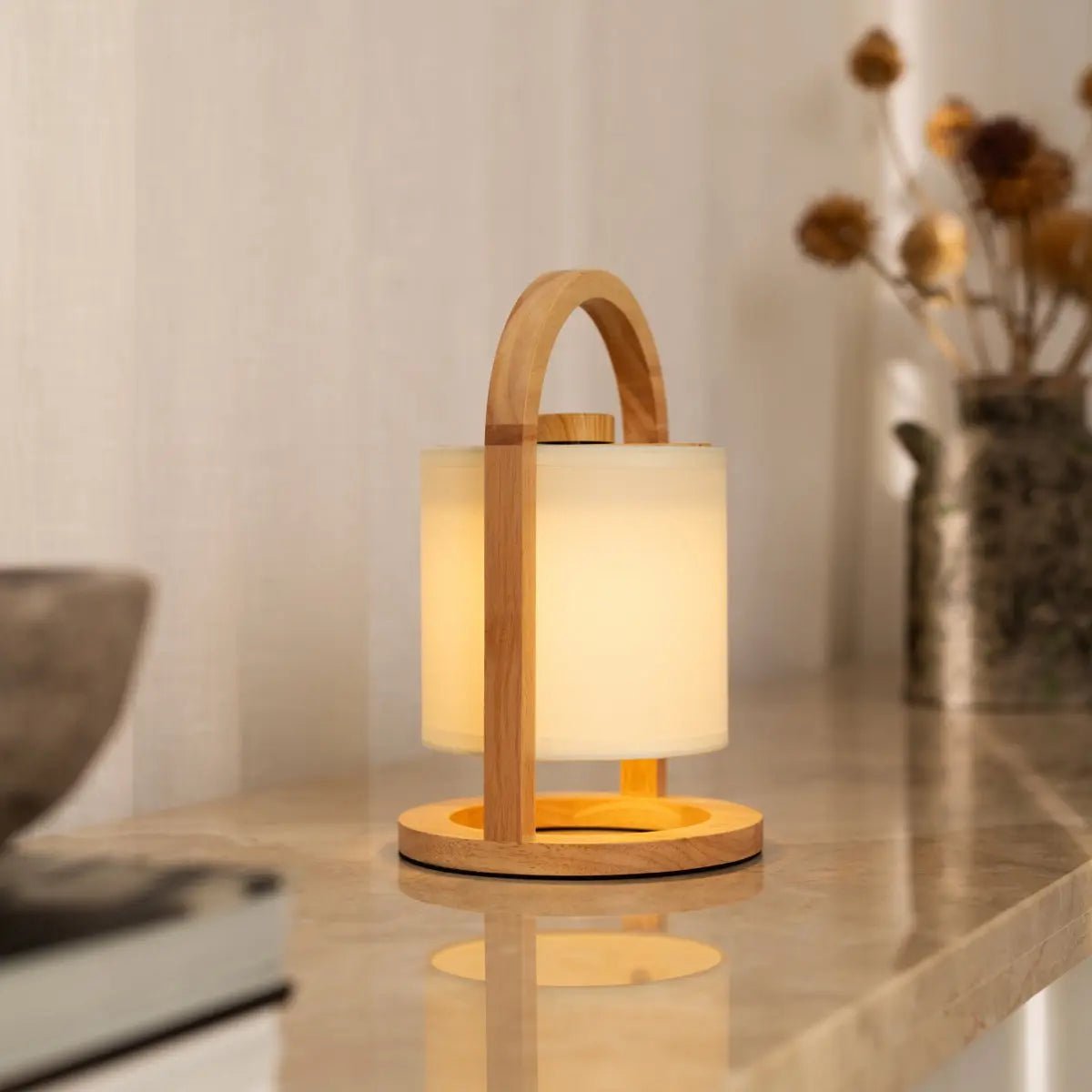 Lampada da tavolo in legno River ricaricabile e dimmerabile – senza fili, luce LED calda, con paralume in cotone – Tavellio Amsterdam