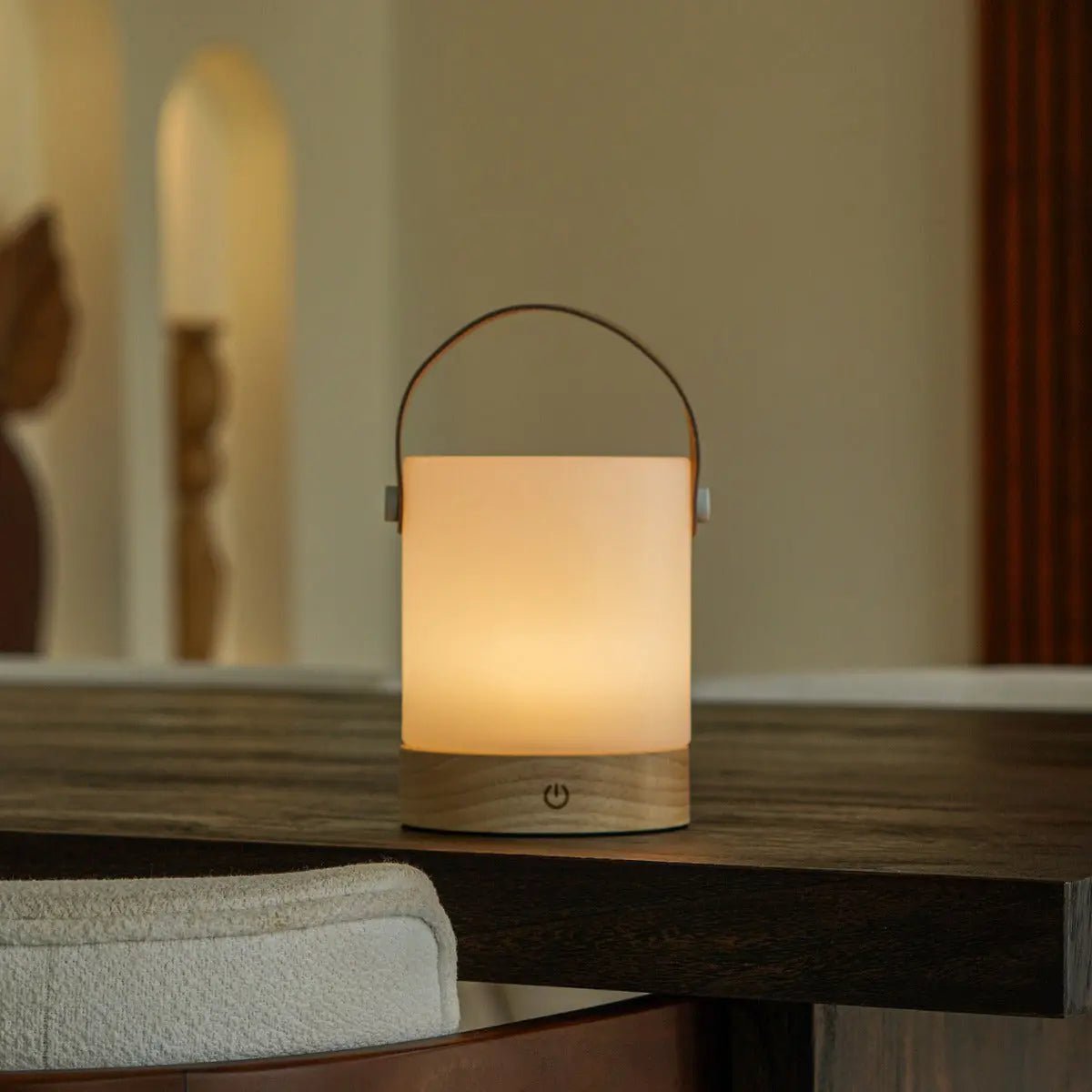 Lampada da tavolo ricaricabile Avery color marrone chiaro | Lampada LED in legno wireless con funzione dimmer e USB-C | 3 livelli di luce | Tavellio