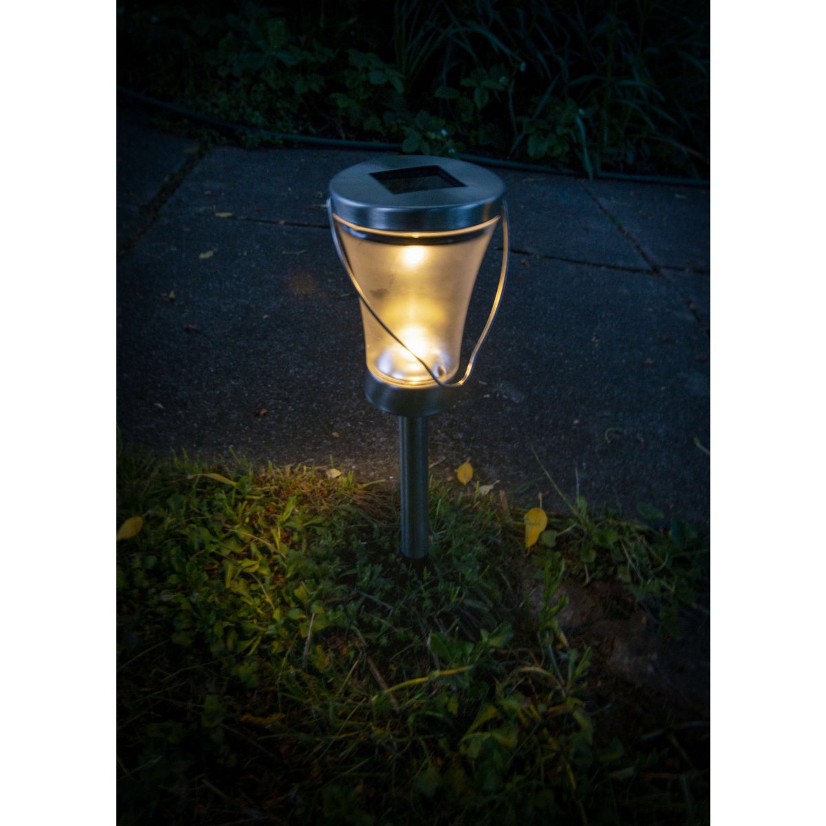 Set van 8 solar LED tuinlampen – geometrisch design, staal look, met schemersensor & USB-oplaadoptie voor buitengebruik