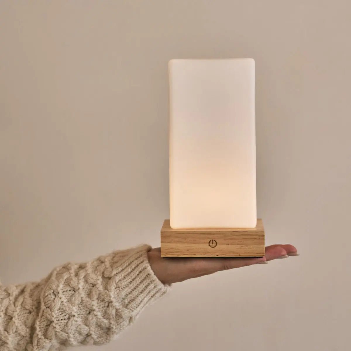 Zayn lampada da tavolo in legno ricaricabile – dimmerabile, wireless, vetro satinato, 100 ore di batteria, USB-C, design marrone chiaro