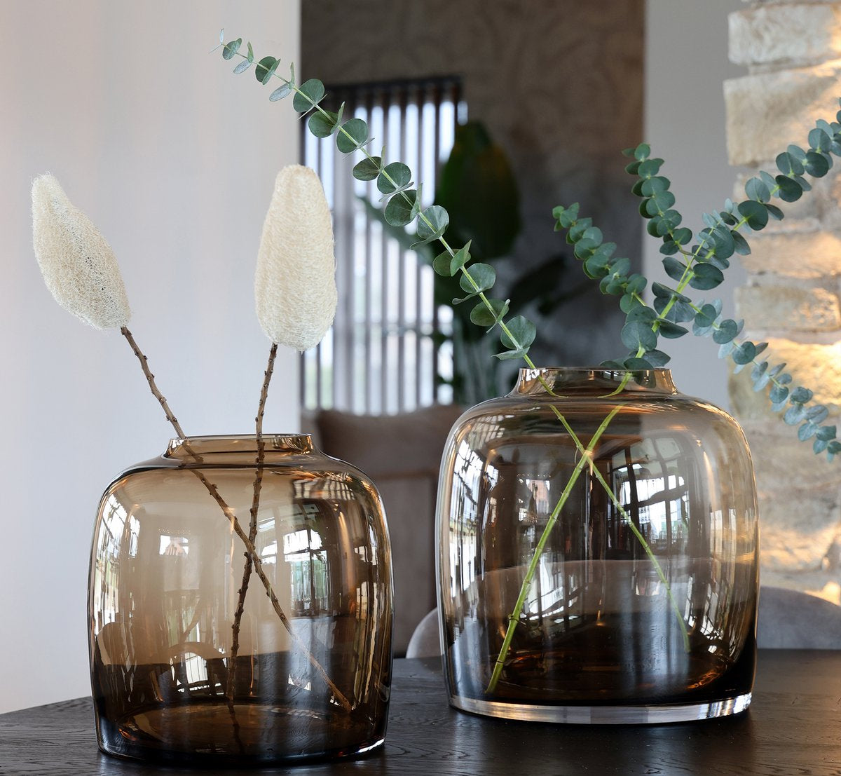 Bartica Taupe vaas mondgeblazen glas – stijlvolle lage vaas in warme taupe tint – Vase The World interieurdecoratie