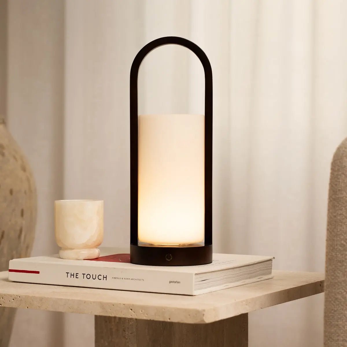 Evie lampada da tavolo ricaricabile in legno marrone scuro – dimmerabile, wireless, design naturale con vetro