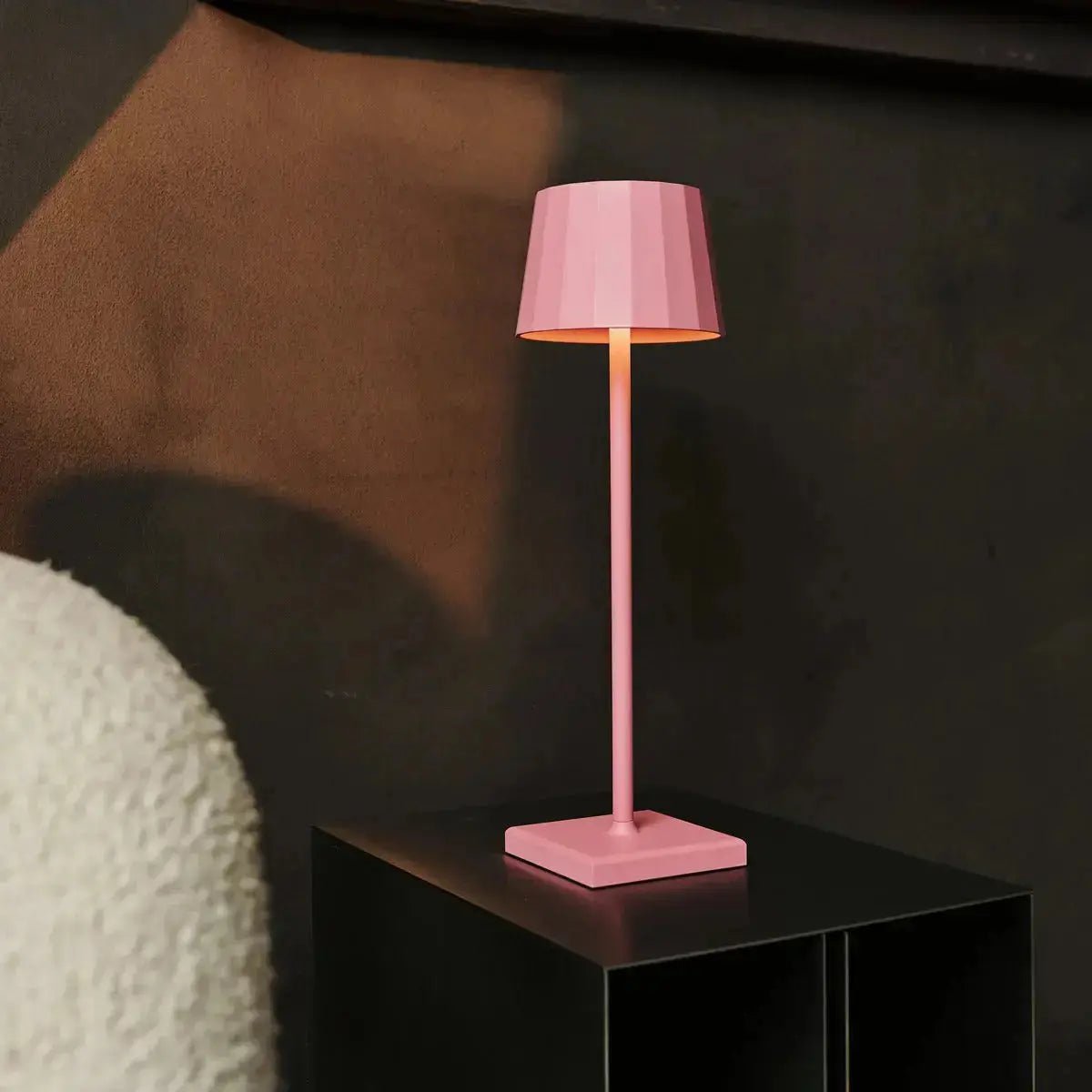 Lampada da tavolo ricaricabile Wouter fenicottero rosa | design wireless con funzione dimmer, 120 ore di autonomia della batteria e 3 livelli di luce – elegante e pratica