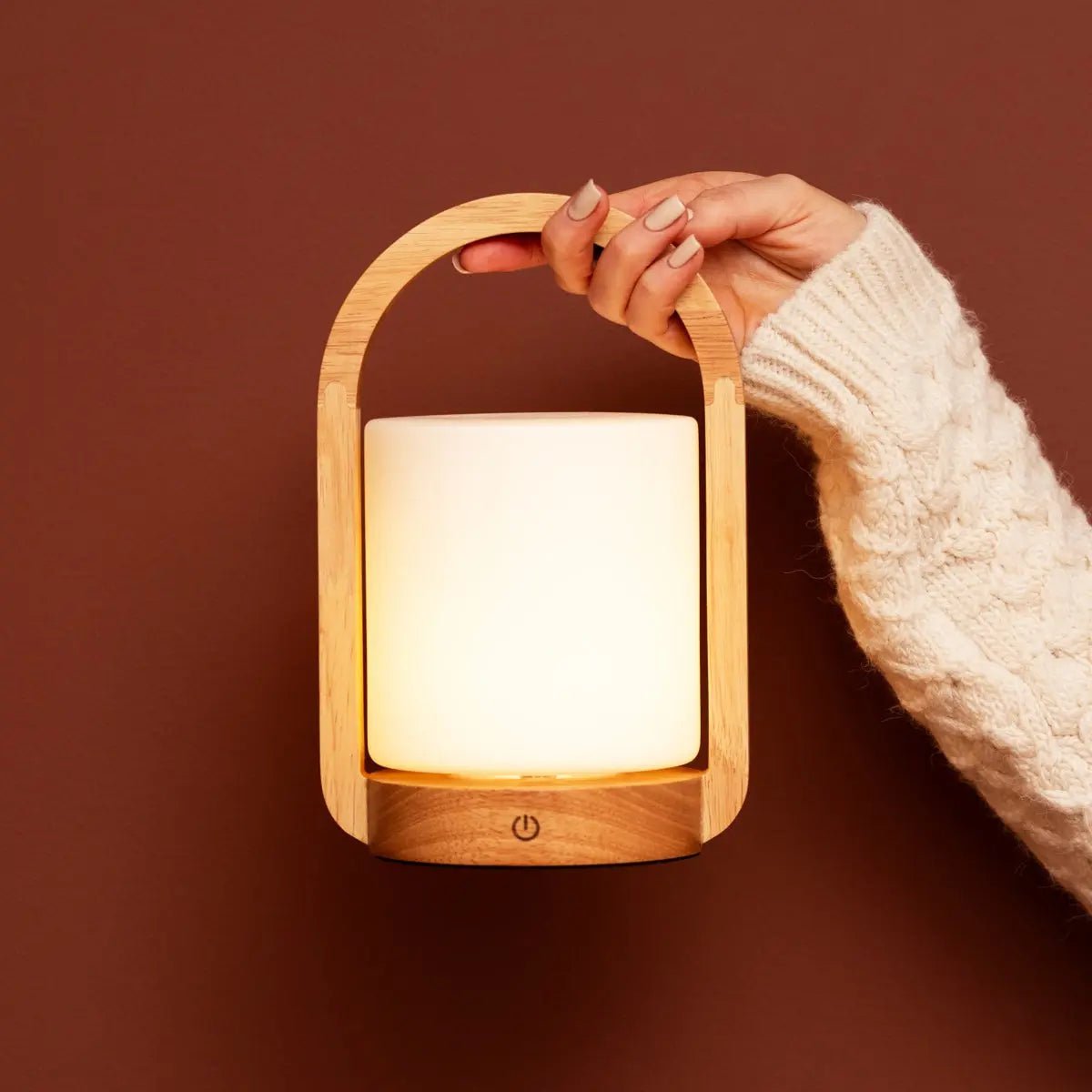 George lampada da tavolo ricaricabile in legno con vetro satinato e manico | Senza fili, dimmerabile e luce calda – fino a 100 ore di batteria