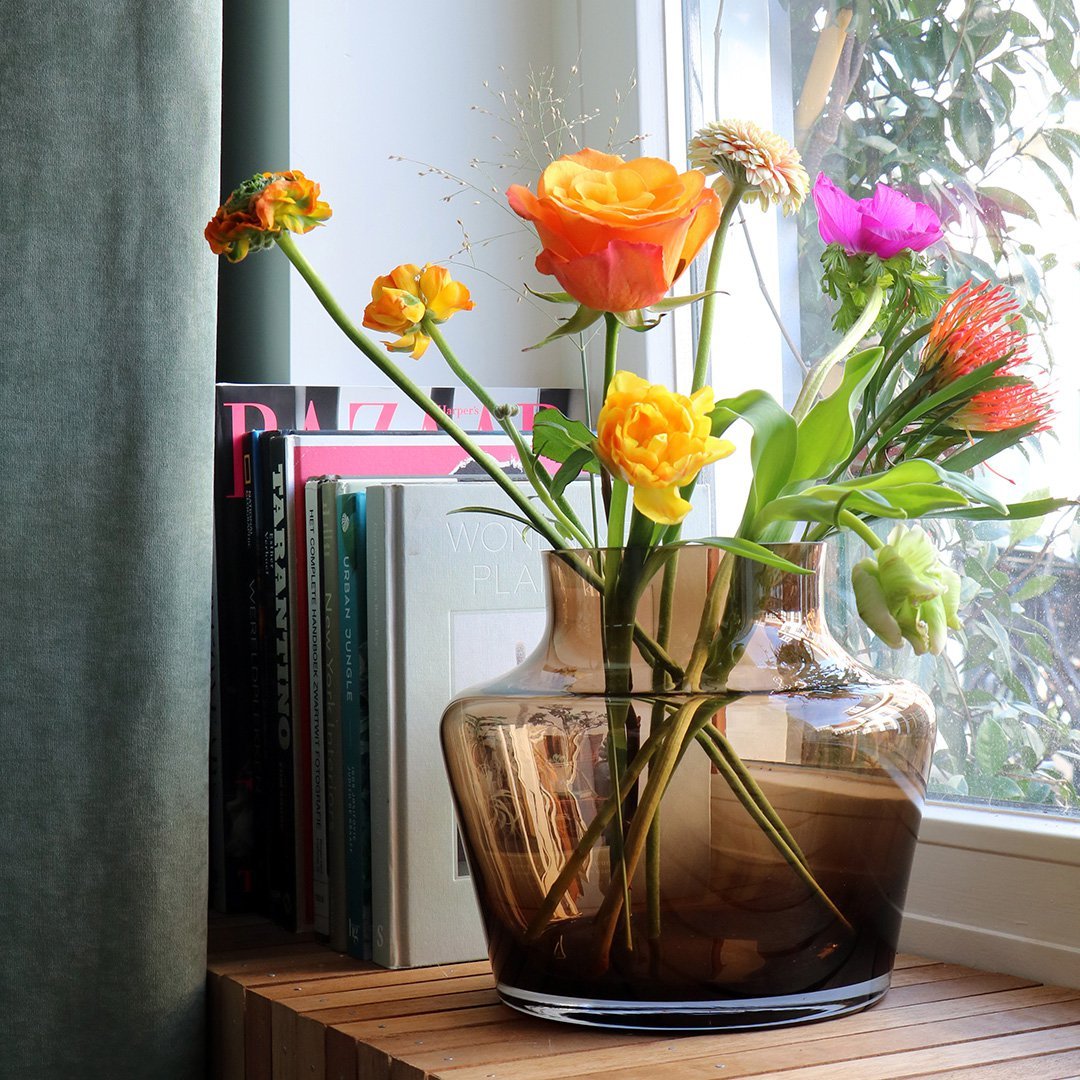 Coral Taupe mondgeblazen vaas Ø25 x H22 cm | veelzijdige bruine glazen vaas voor bloemen, takken en kaarsen | Vase The World