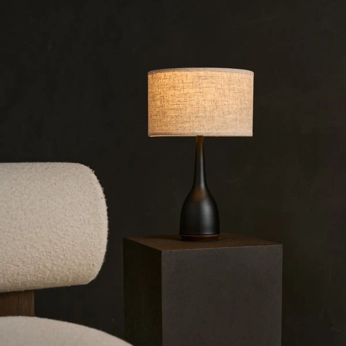 Jacob lampada da tavolo in legno nero con paralume beige – fatto a mano, luce calda, attacco E27, design elegante per ogni interno