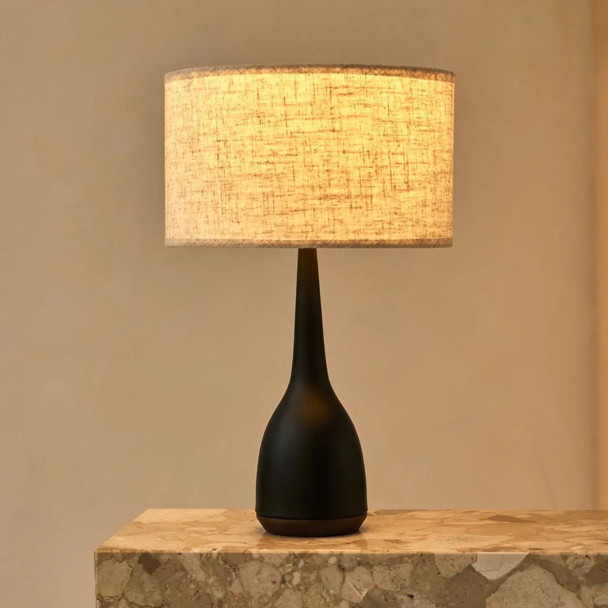 Jacob lampada da tavolo in legno nero con paralume beige – fatto a mano, luce calda, attacco E27, design elegante per ogni interno