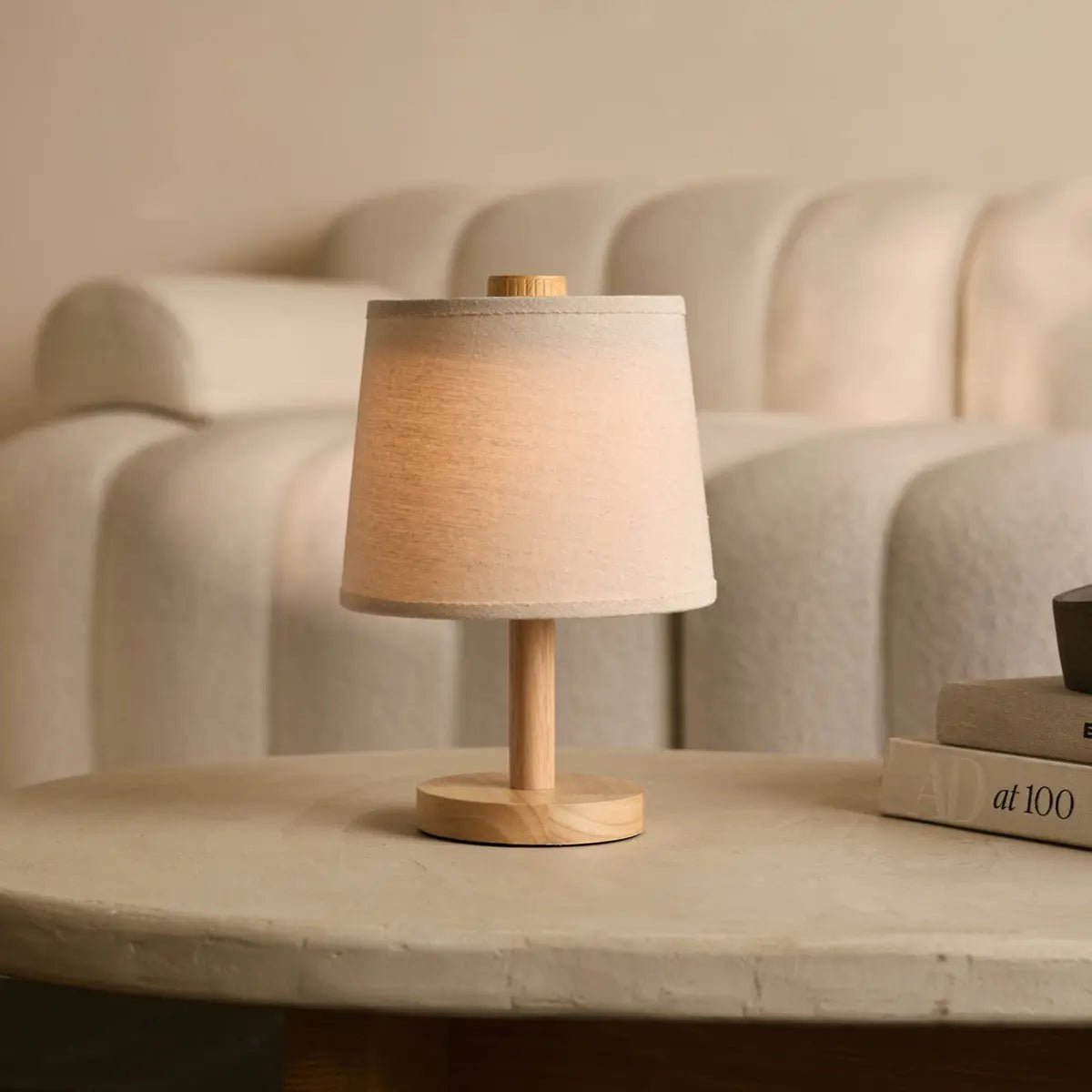 Lampada da tavolo ricaricabile Rover in legno marrone chiaro con paralume in tessuto, wireless, dimmerabile, USB-C, 3 livelli di luce, IP44 resistente agli schizzi