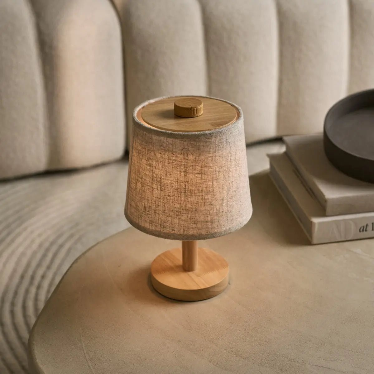 Lampada da tavolo ricaricabile Rover in legno marrone chiaro con paralume in tessuto, wireless, dimmerabile, USB-C, 3 livelli di luce, IP44 resistente agli schizzi