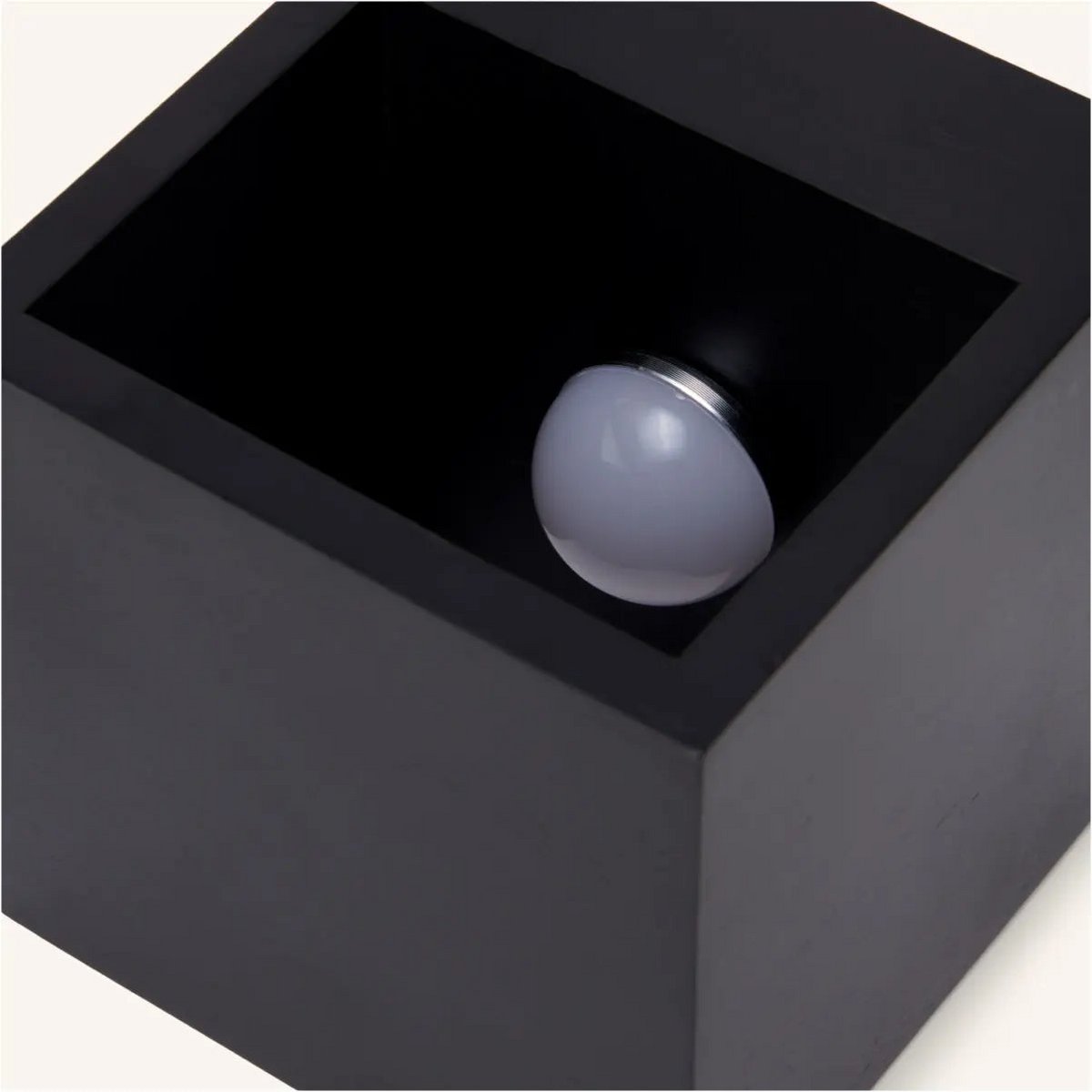 Applique da parete nera opaca ricaricabile e dimmerabile | Illuminazione da parete in legno wireless con controllo touch – Tavellio